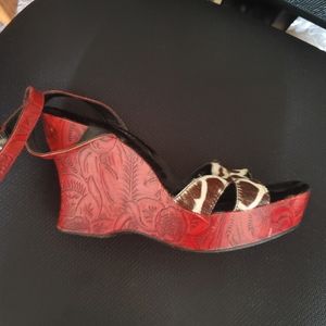 Donald J Pliner platform Sandals.